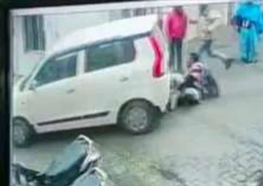 हरदोई में द‍िल्‍ली जैसा कांड, कार में फंसाकर करीब एक किमी तक घिसटता रहा छात्र