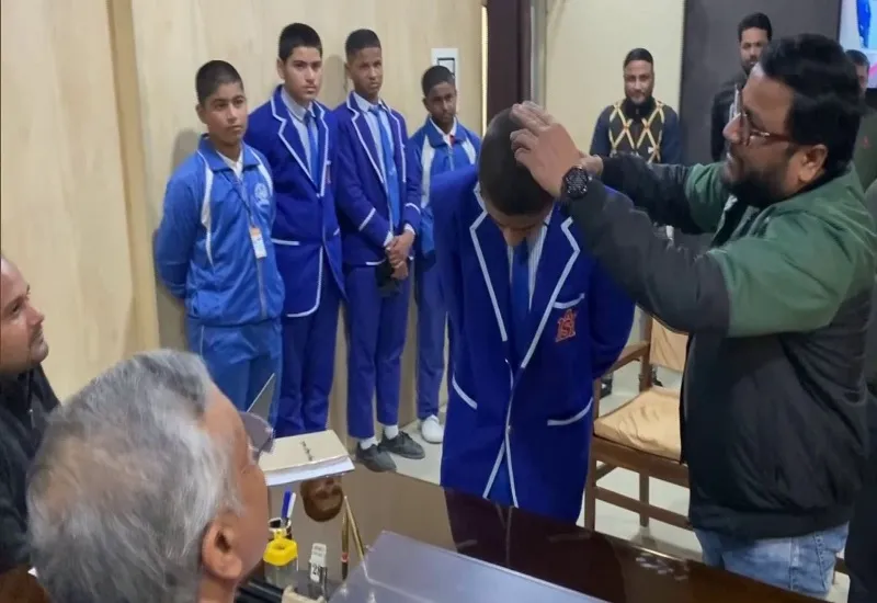 मुरादाबाद : शिक्षक ने काटे छात्रों के बाल, अभिभावकों ने किया हंगामा...पुलिस ने शुरू जांच 