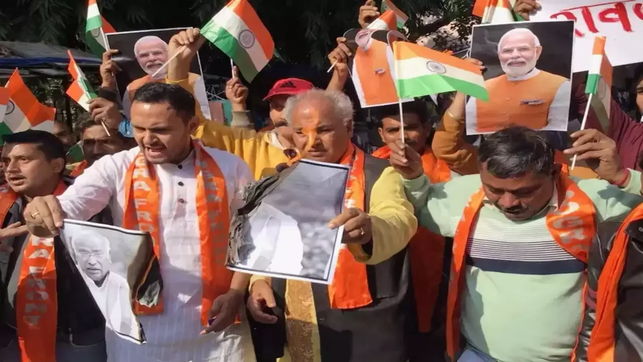 दिग्विजय सिंह के बयान के खिलाफ शिवसेना डोगरा फ्रंट का जम्मू में प्रदर्शन