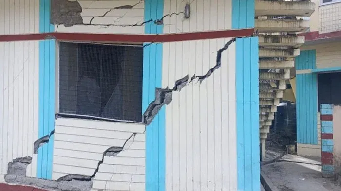 Joshimath Crisis: कॉमेट- स्नो क्रेस्ट होटलों में आईं दरारें, PWD का गेस्ट हाउस तिरछा, जल्द होगा ध्वस्त