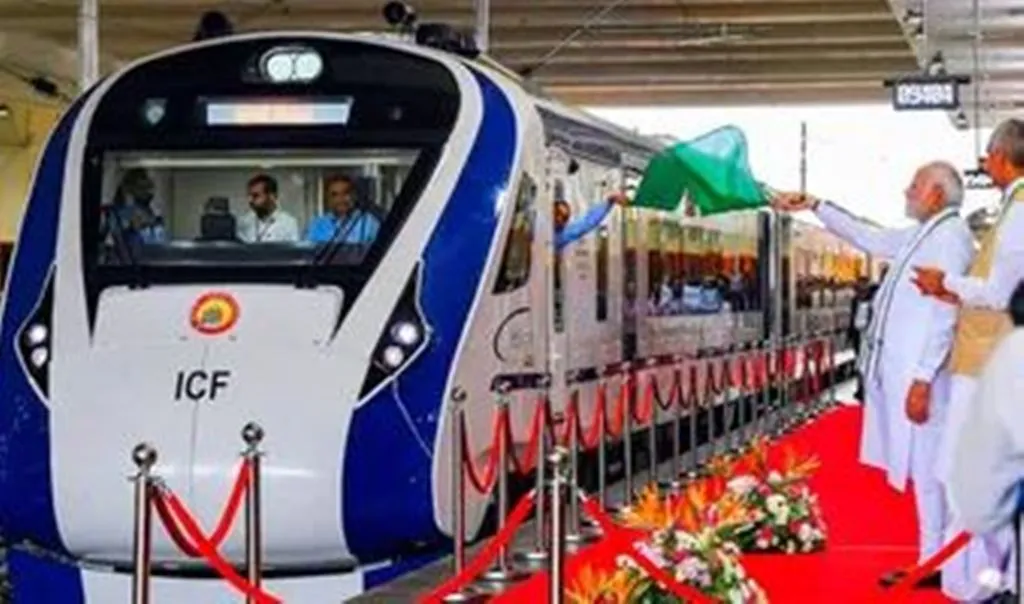 PM Modi ने सिकंदराबाद-विशाखापत्तनम वंदे भारत एक्सप्रेस ट्रेन को दिखाई हरी झंडी 