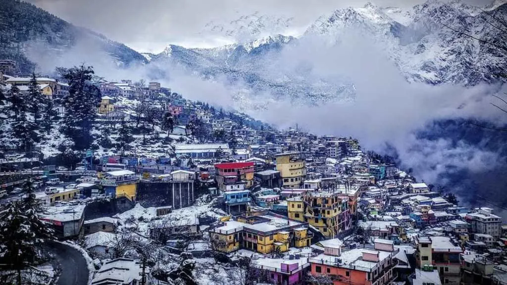 मौसम का मिजाज बिगड़ने से जोशीमठ में कड़ाके की ठंड, पीड़ितों की मुश्किलें बढीं 