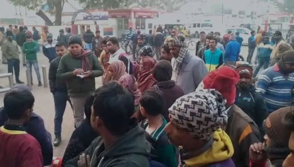 कासगंज: रेलवे ओएचई तार की चपेट में आ कर जिंदा जला युवक 