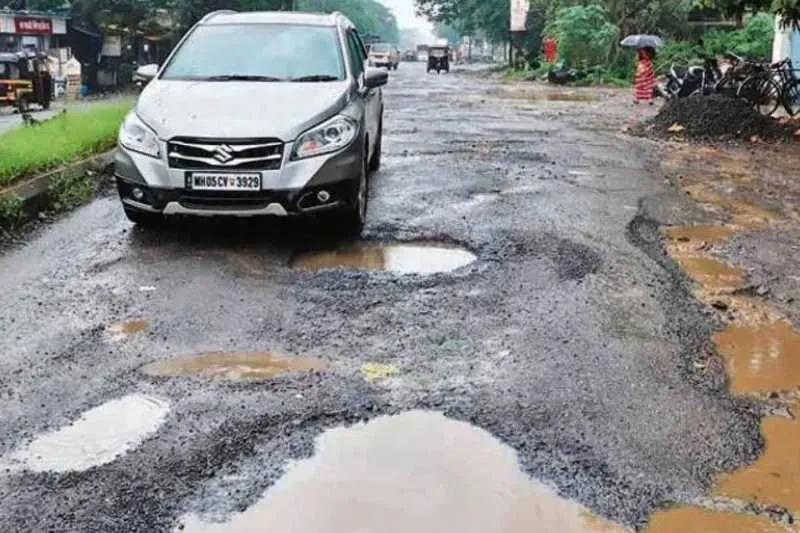 दादा को चोट लगने के बाद स्कूली छात्र ने सड़क के गड्ढे भरने की ठानी 