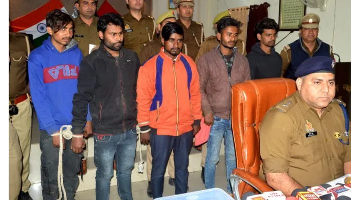 Kanpur : पश्चिम जोन में हो रही लूट की घटनाओं का पुलिस ने खुलासा कर पांच आरोपियों को किया गिरफ्तार, सात लाख का माल बरामद