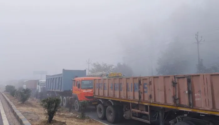 Kanpur Dehat News :  घने कोहरे के कारण मौरंग लदा ट्रक हाईवे पर अनियंत्रित होकर पलटा, कई किमी तक लगा जाम