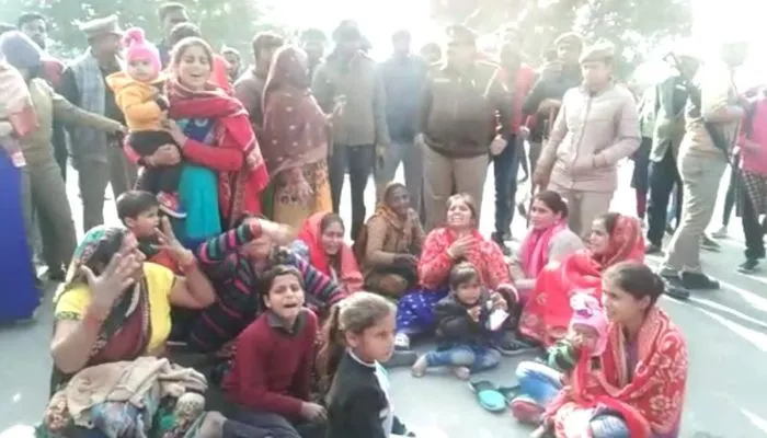 Kanpur : 22 घंटे बाद भी युवक का पता नहीं चलने पर परिजनों ने ककवन रोड पर लगाया जाम, बुधवार को खून से सनी मिली थी बाइक
