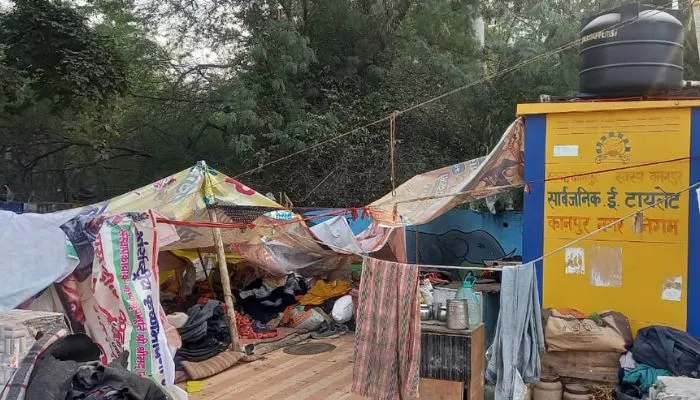 Kanpur : शौचालय में गृहस्थी, परिसर में कट रही ठंड, ई-टॉयलेट में ताला स्वच्छता अभियान को लगा रहा पलीता