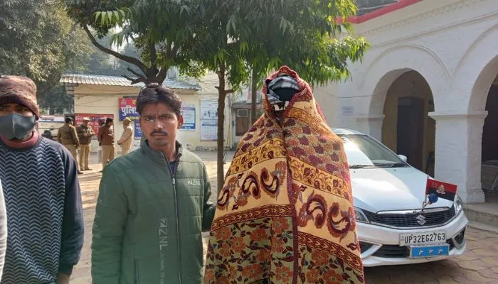 Kanpur News : पुरानी रंजिश में युवक के चेहरे पर फेंका एसिड, परिजन बोले- कैंट पुलिस ने तहरीर लेने से किया मना