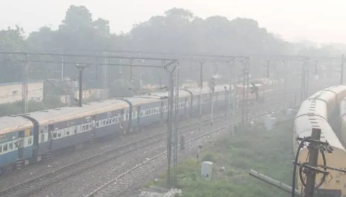 Kanpur Pollution News : लखनऊ से ज्यादा खतरनाक  शहर का प्रदूषण, AQI पहुंचा 295, धुंध छाने से लोग परेशान