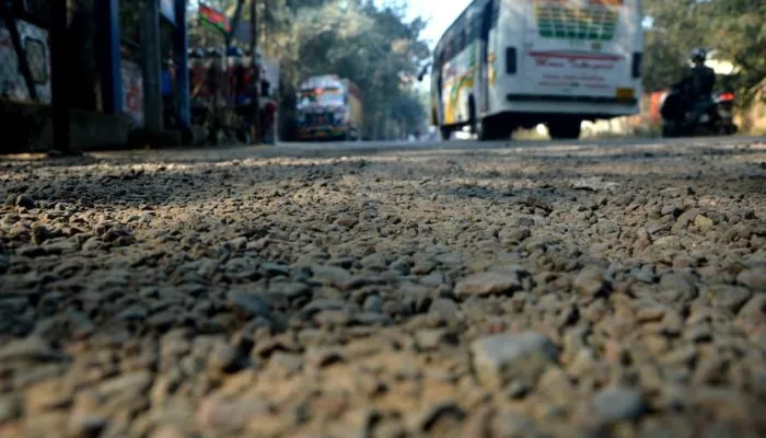 Kanpur की सड़कों के गड्ढे भरने का दावा फेल, टूटी सड़कों में बिना हेलमेट के फर्राटा भर रहे लोग
