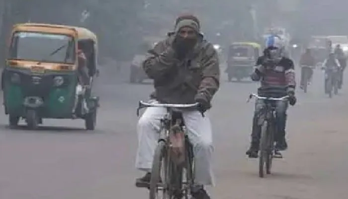 Kanpur Weather Today: कोहरे और शीतलहर से दिन में सिकुड़े लोग, हाड़कंपाऊ ठंड ने लोगों को घर में रहने को किया मजबूर