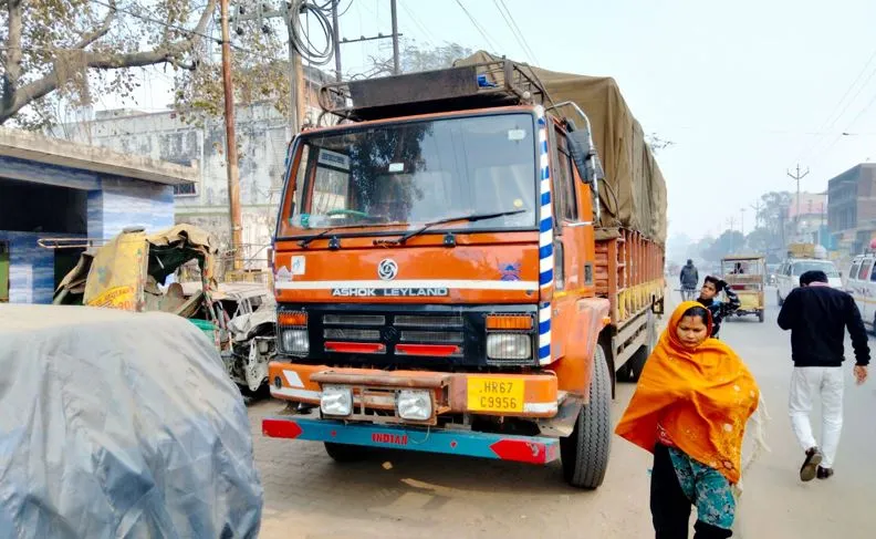 मेरठ: फार्म भरकर लौट रहे थे घर, कैंटर ने मारी टक्कर, छात्रा की मौत