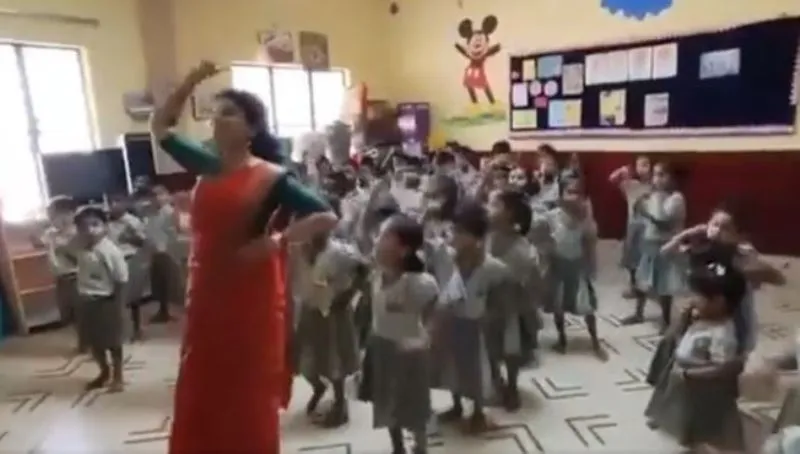 video: हर-हर शंभु  गाने पर टीचर ने किया हैरतअंगेज डांस, पाकिस्तान में भी हो रही इसकी चर्चा 