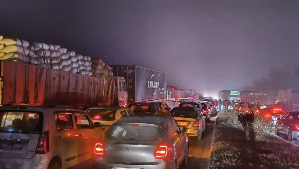 बरेली: दिल्ली हाईवे 4 घंटे जाम, कई किमी तक लगी वाहनों की कतार