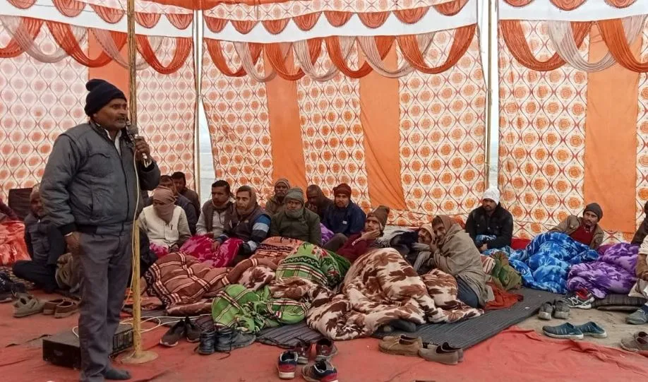 पीलीभीत: किसानों ने बंद कराई चीनी मिल, केनयार्ड में टेंट लगाकर धरना शुरू 