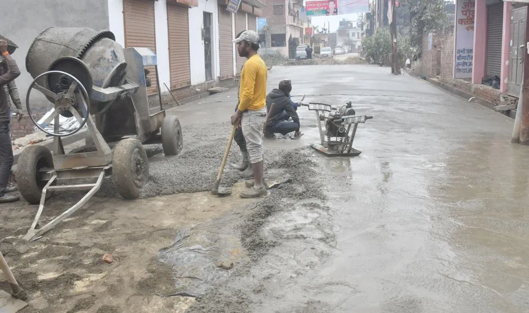 बरेली: मुंशीनगर की सड़क बननी शुरू, कॉलोनी के रास्ते पर दिक्कत बढ़ी