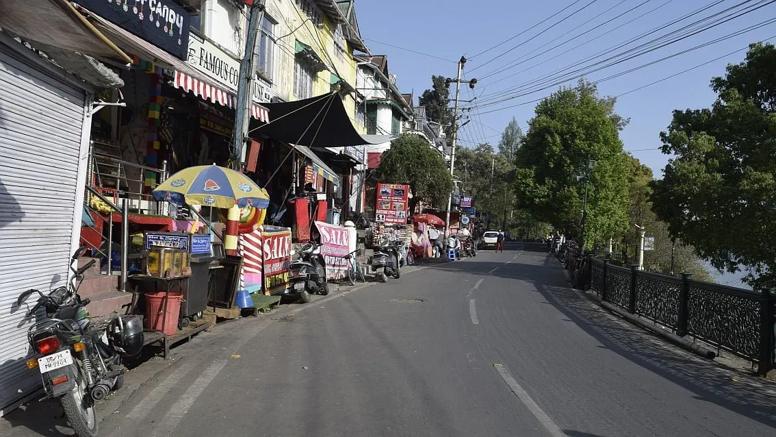 नैनीताल: बर्फ गिरे तो रौनक लौटे  