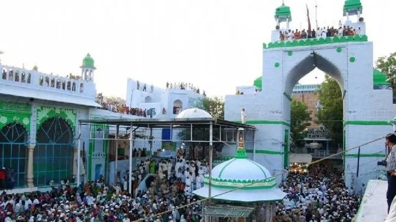उर्स के मौके पर सवा लाख जायरीनों ने की जुम्मे की नमाज अदा 