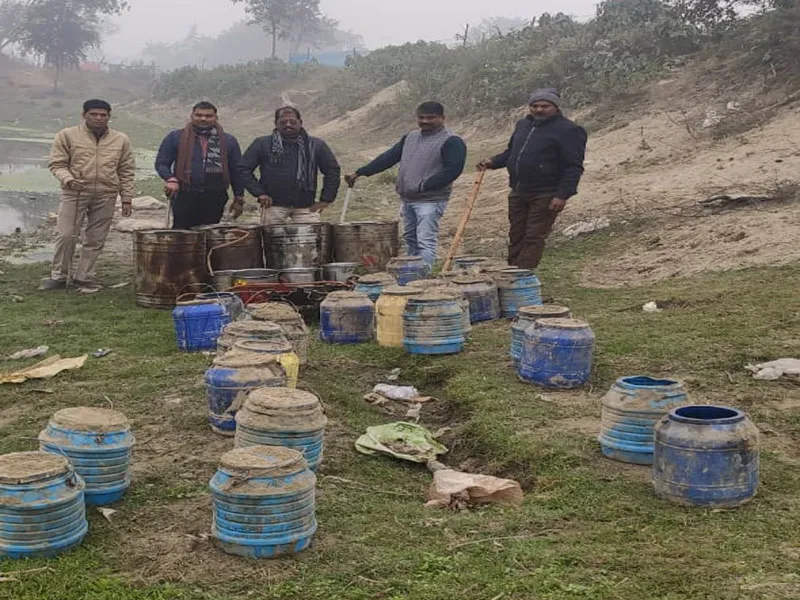 बहराइच : छापेमारी में छह क्विंटल लहन और शराब बरामद