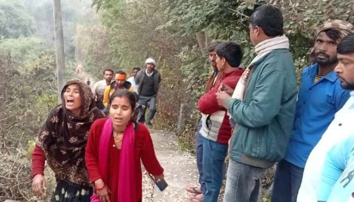 Mahoba: पेड़ से लटका मिला युवक का शव, मां ने लगाया हत्या का आरोप, इंस्टाग्राम के जरिए बांदा की युवती से होती थी बात