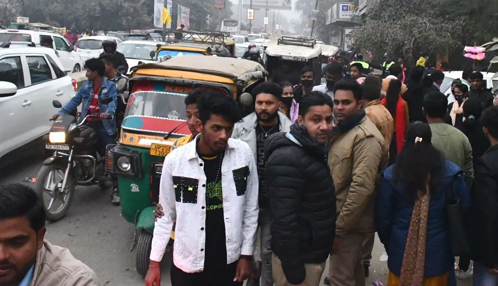 बरेली: मॉल और पार्कों में उमड़ी भीड़, सड़कों पर जाम