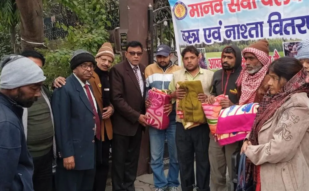 बरेली: कड़ाके की ठंड में मानव सेवा क्लब ने गरीबों को बांटे गर्म कपड़े 
