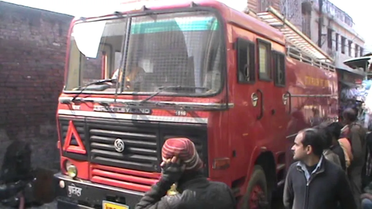 कर्नाटक: बिना पानी के ही पहुंची दमकल गाड़ी दुकान में लगी आग बुझाने