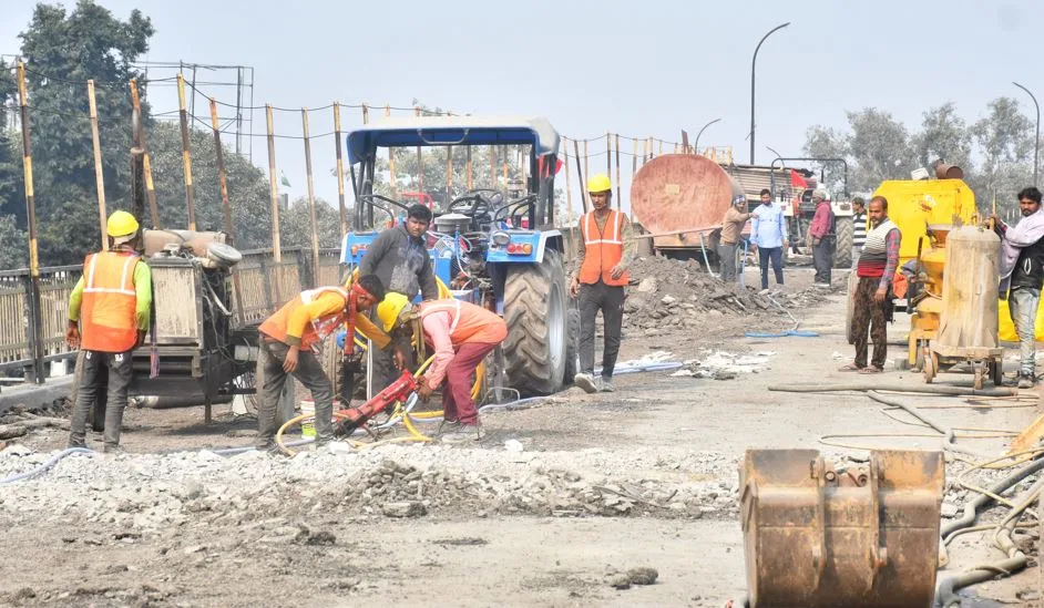 बरेली: किला पुल पर चल रहा मरम्मत कार्य, स्कूल खुलते ही बेपटरी हुई यातायात व्यवस्था