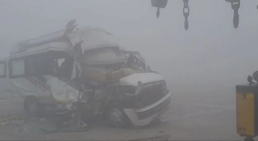 मथुरा: कंटेनर से टकराई विदेशियों की मिनी बस, आठ घायल