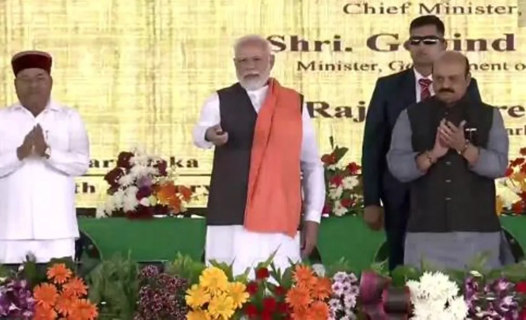 PM Modi ने कर्नाटक में विकास परियोजनाओं का किया शिलान्यास और उद्घाटन 