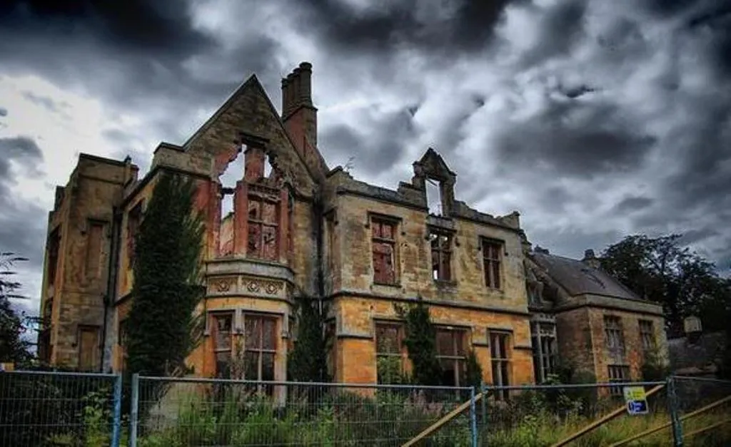 Haunted Hospital: इस अस्पताल से आती हैं लड़की के रोने की आवाजें, हर तरफ घूमती हैं सैनिकों की आत्माएं, पढ़कर खड़े हो जाएंगे रोंगटे 