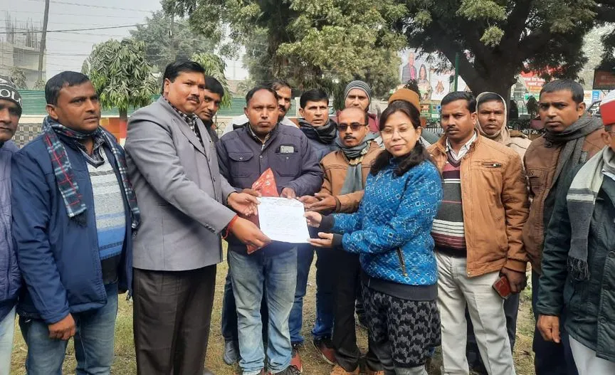 बरेली: शिक्षामित्रों ने किया प्रदर्शन, सौंपा ज्ञापन