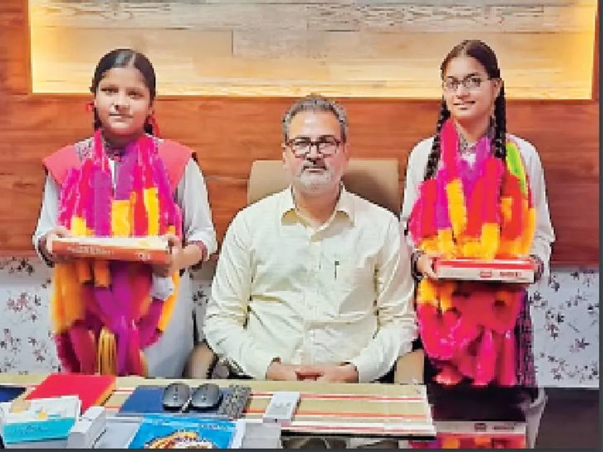 पंजाब: बोर्ड परीक्षा की मेधा सूची में आने वाली छात्राओं को प्रधानाचार्य ने कराई मुफ्त हवाई यात्रा 