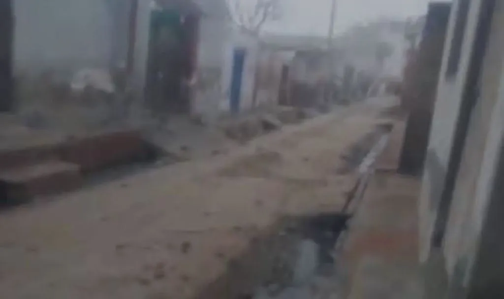 मेरठ: मुखबिरी के शक में पथराव और फायरिंग, वीडियो वायरल