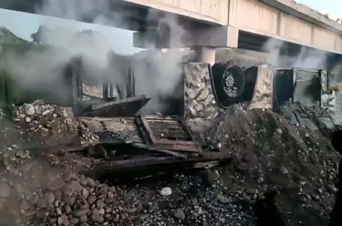 पाकिस्तान के बलूचिस्तान में 50 यात्रियों से भरी बस खाई में गिरी, 40 लोगों की मौत 