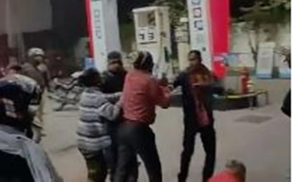 मेरठ: पेट्रोल कम डालने का किया विरोध, लाठी डंडे से पीटा, वीडियो हुआ वायरल