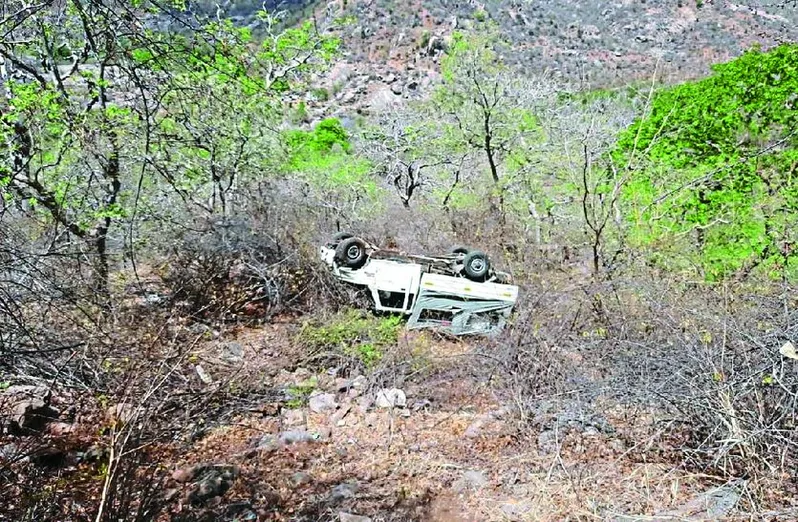 हल्द्वानी: खाई में गिरी पिकअप, चालक कूदा पर लिफ्ट लेने वाले सवार की गई जान