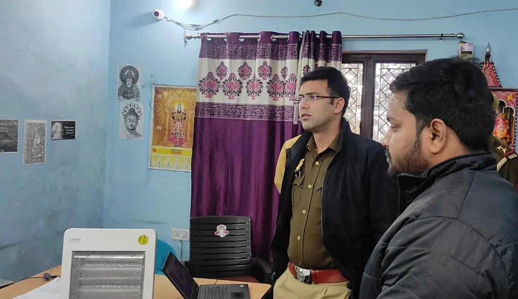 आबकारी अधिकारी के सामने पीलीभीत के शराब ठेकेदार पर फरीदपुर के ठेकेदार ने बोला हमला, लहराए असलाह 