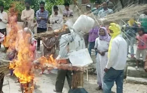 हल्दूचौड़: खनन कारोबारियों व वाहन स्वामियों का धरना जारी, रक्षा राज्य मंत्री का फूंका पुतला 