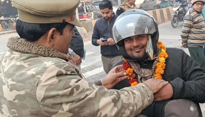 Kanpur में पुलिस ने चलाया अनोखा सड़क सुरक्षा जागरूकता अभियान, ट्रैफिक नियमों की अनदेखी पर माल्यार्पण कर किया सम्मान