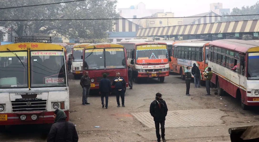 बरेली: कोहरे में थमे दो दर्जन से अधिक बसों के पहिये, यात्रियों ने झेली दिक्कतें