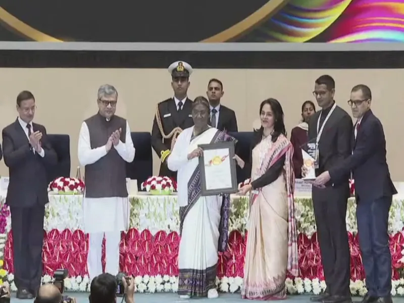 कमिश्नर को राष्ट्रपति ने किया सम्मानित