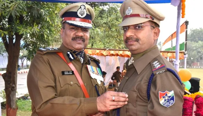 Kanpur: अंतरराज्जीय महिला गैंग का पर्दाफाश करने पर मुख्य सुरक्षा आयुक्त ने RPF प्रभारी को किया सम्मानित