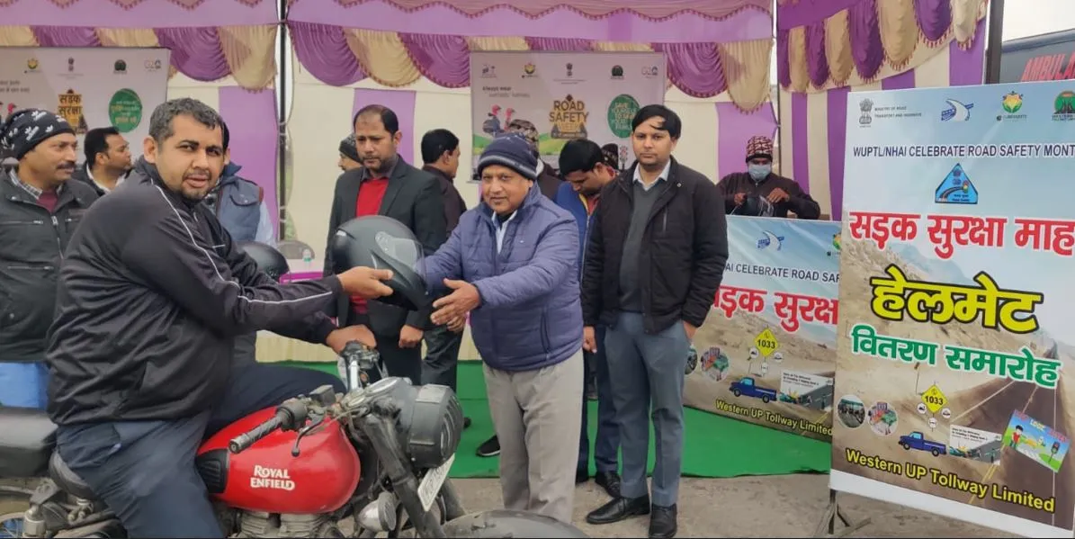 मेरठ: दुपहिया वाहन चालकों को पढ़ाया सड़क सुरक्षा के नियमों का पाठ