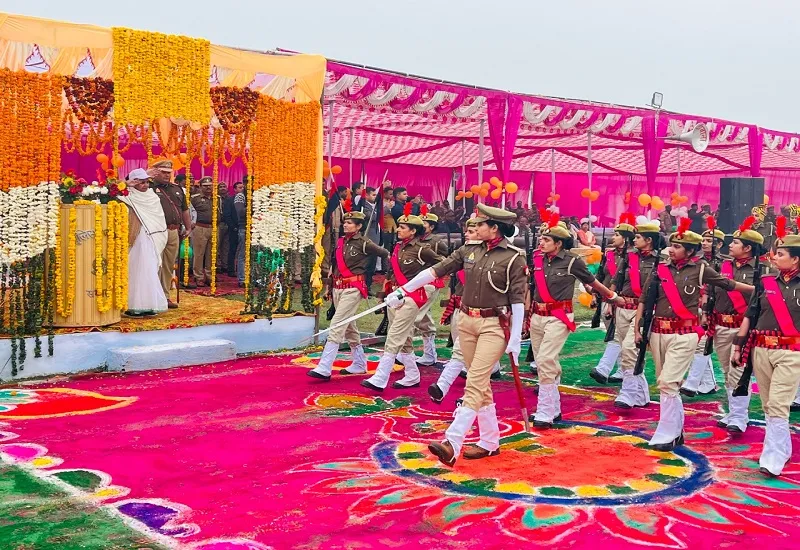 संभल : राज्य मंत्री गुलाब देवी ने पुलिस लाइन में किया ध्वजारोहण, स्कूली बच्चों ने दी रंगारंग कार्यक्रमों की प्रस्तुति