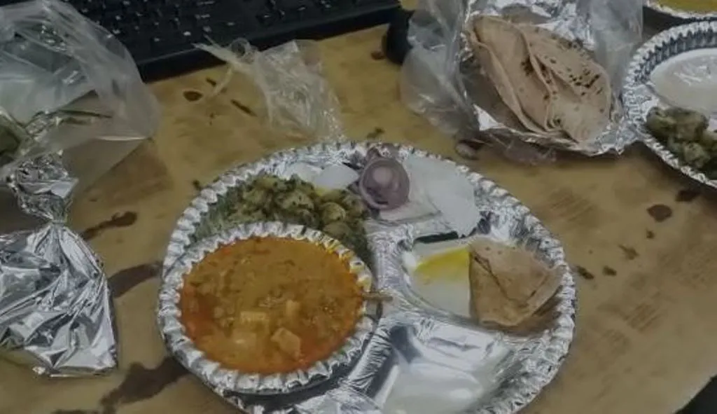 पीलीभीत: नामचीन रेस्टोरेंट की पनीर की सब्जी में निकली सूड़ी, हंगामा 