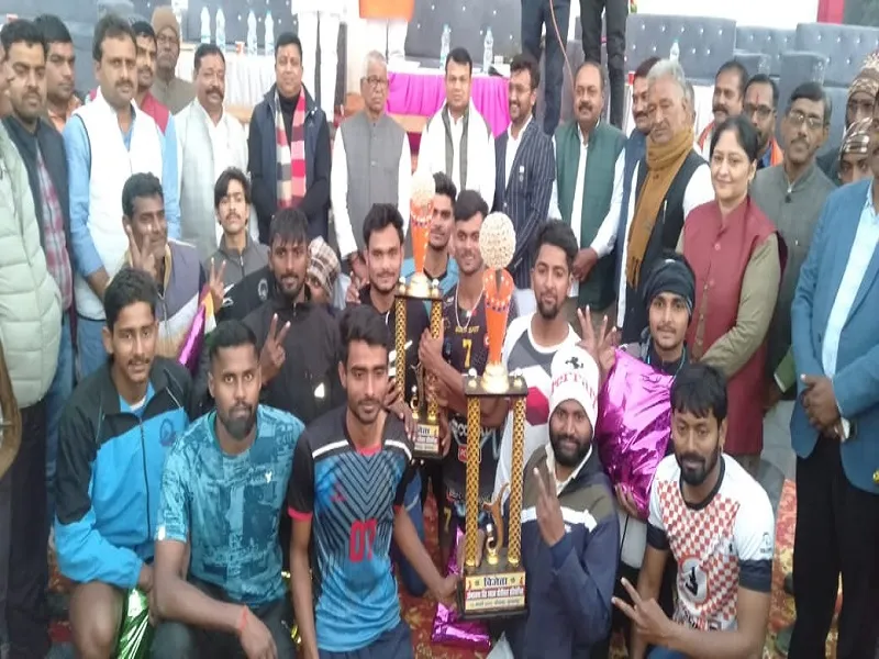 सुलतानपुर : हलियापुर ने अयोध्या को हराकर ट्राफी पर किया कब्जा 