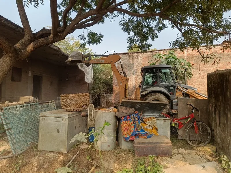 सुलतानपुर : तालाब की भूमि पर बने निर्माण पर चला बुलडोजर 
