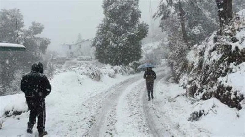 उत्तराखंड के ऊंचाई वाले इलाकों में हिमपात, मैदान में बारिश शुरू 